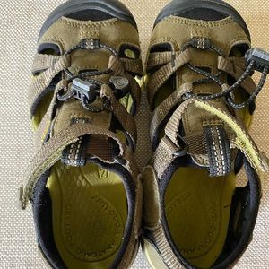 Like NEW Little Boys Size 13 KEEN Hiking Shoes